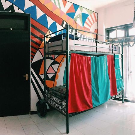Hati Hati Hostel Джокякарта Екстериор снимка