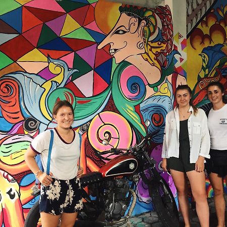 Hati Hati Hostel Джокякарта Екстериор снимка