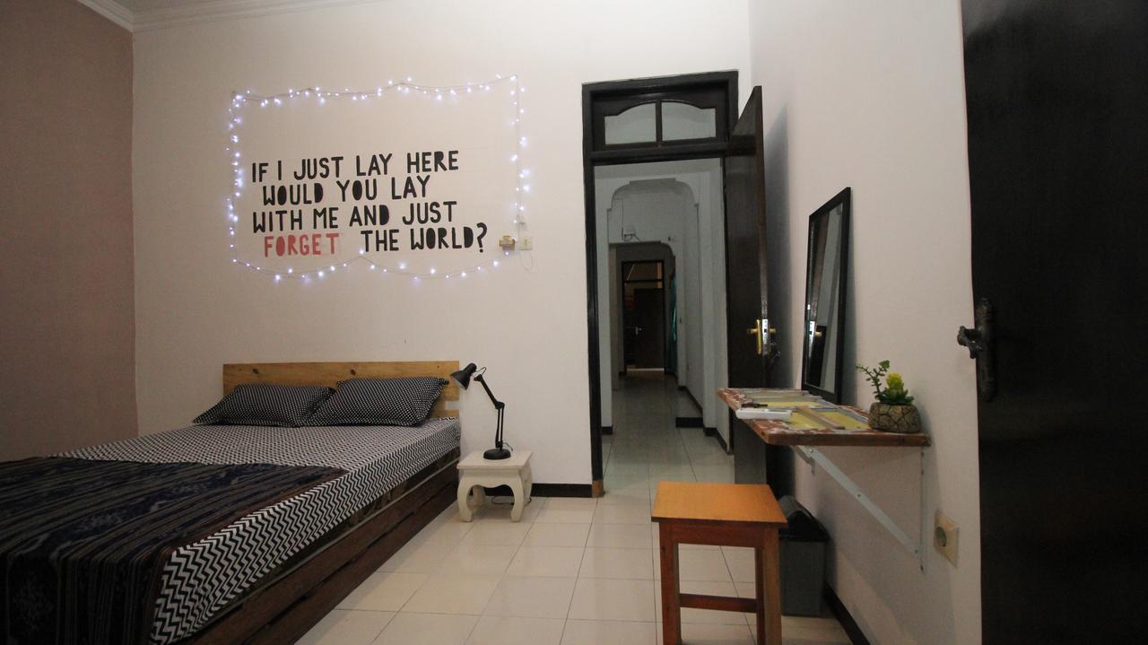 Hati Hati Hostel Джокякарта Екстериор снимка