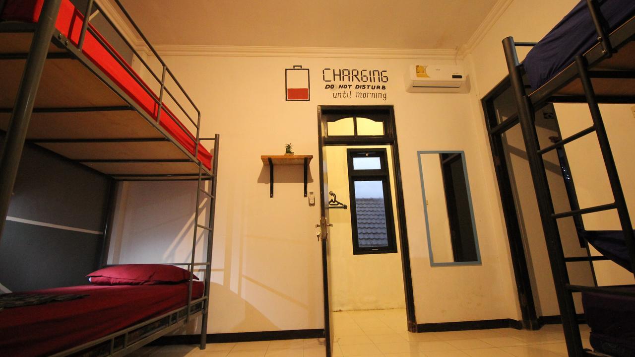 Hati Hati Hostel Джокякарта Екстериор снимка