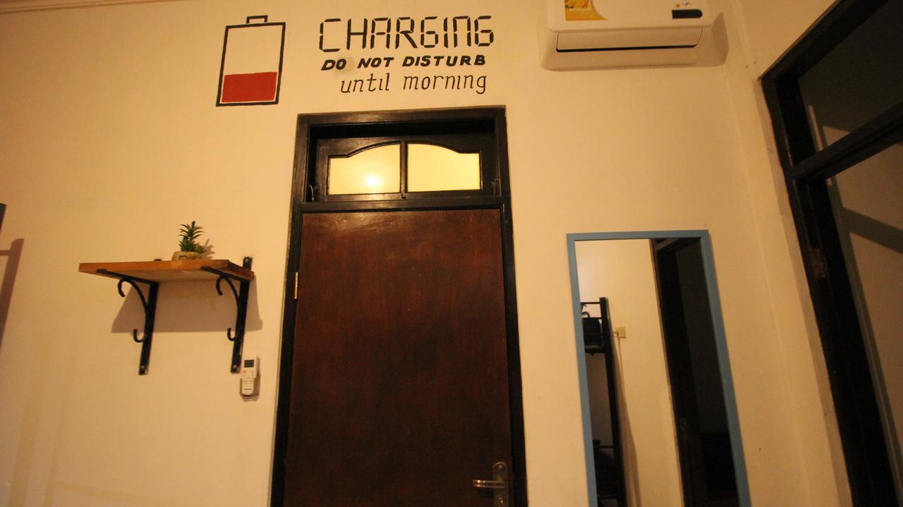 Hati Hati Hostel Джокякарта Екстериор снимка